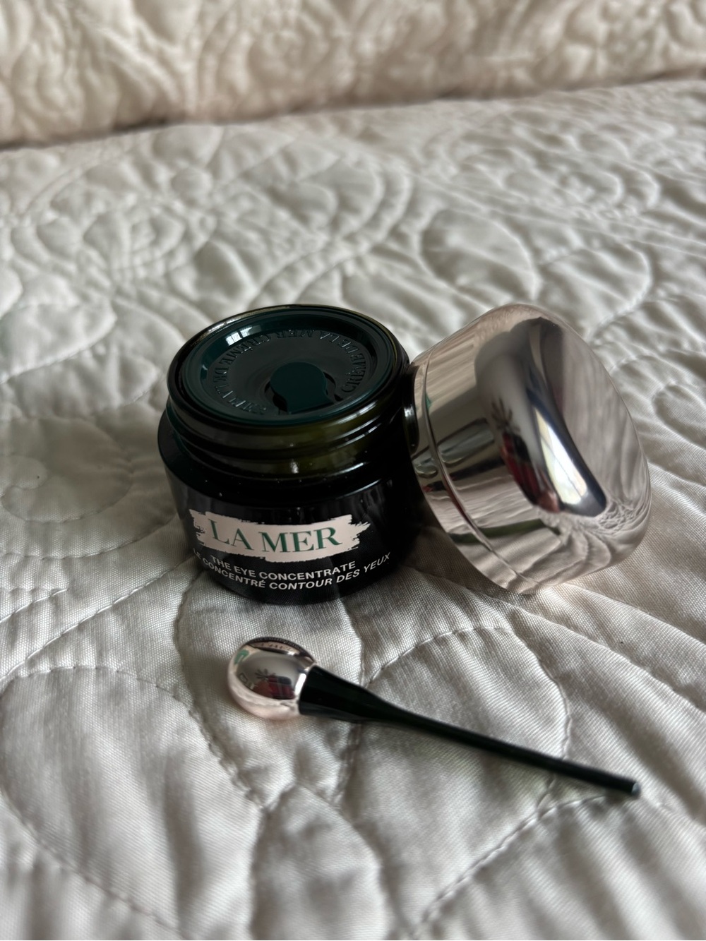La Mer green eye concentrate jar with silver applicator